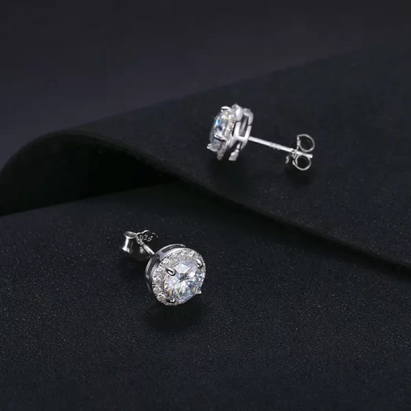 The 925S Moissanite Circle Stud Earring in White Gold is the epitome of timeless elegance. Featuring 10mm Moissanite stones set in 925 sterling silver, these studs boast both scratch resistance and hypoallergenic properties. Ideal for those who seek brilliance and durability in their jewelry, these White Gold-plated earrings are perfect for everyday wear or formal occasions, adding a touch of class to any outfit.