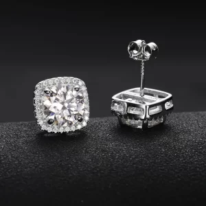 Go for a sleek, modern look with the 925S Moissanite Square Stud Earring. Featuring a clean square design with moissanite stones set in 925 sterling silver, this 10mm stud adds an edgy yet sophisticated flair to any outfit. The Yellow Gold plating enhances the brilliance of the stones, making these earrings perfect for adding a touch of luxury to your Hip Hop jewelry collection.