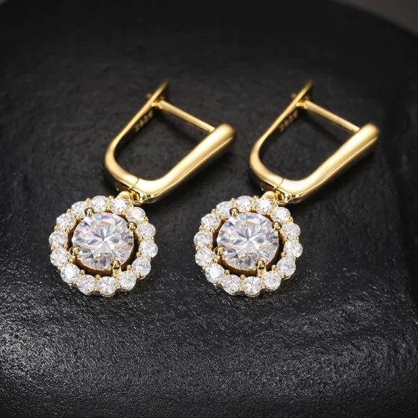 The Yellow Gold 925S Moissanite Cluster Hanging Earring - 11mm is a unique blend of elegance and boldness. Multiple Moissanite stones hang from a Yellow Gold-plated 925 sterling silver design, offering unmatched shine and luxury. Hypoallergenic and scratch-resistant, this earring is built for everyday wear while still delivering a dramatic statement for formal occasions. The Yellow Gold finish adds warmth and opulence, making this piece perfect for anyone who wants to elevate their Hip Hop style.