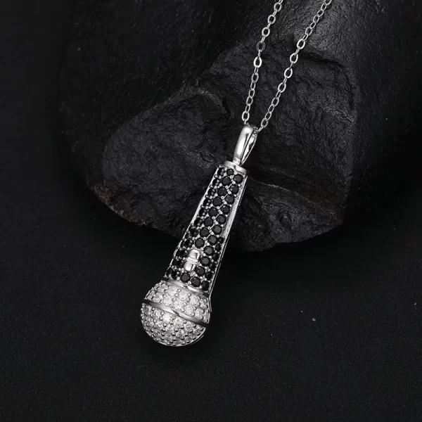 The White Gold 925SS Moissanite Microphone Pendant adds musical flair to your jewelry collection. Hypoallergenic and waterproof, it¡¯s designed for long-lasting brilliance and creativity in Hip Hop style.