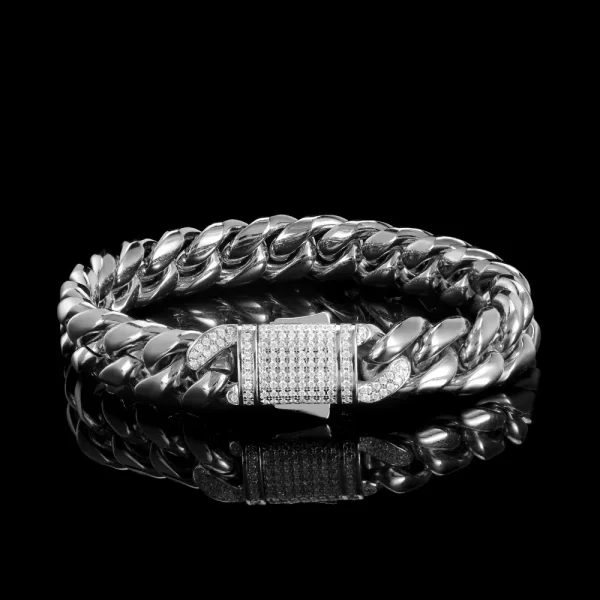 Elevate your wrist style with the Iced Stainless Steel Cuban Link Bracelet in White Gold - 10/12mm. Featuring a thick Cuban link design, this stainless steel bracelet is finished with a gleaming White Gold Plating and iced out with VVS Simulated Diamonds. Its 10/12mm size gives it a bold presence, making it a standout piece for any wardrobe. Waterproof and scratch-resistant, it¡¯s perfect for casual and formal wear alike.