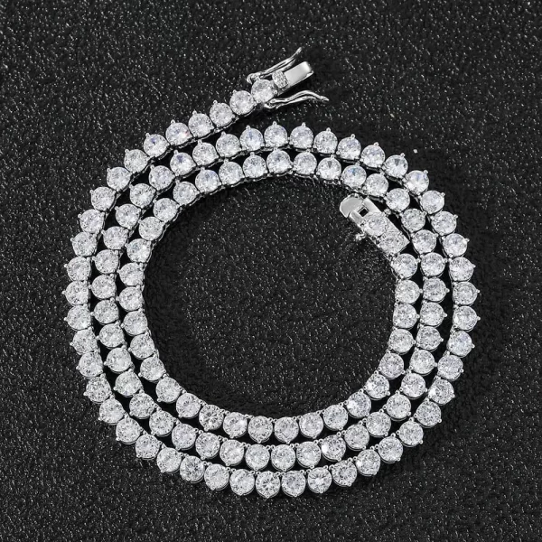 Upgrade your look with the Iced Prong Tennis Chain in White Gold. Featuring prong-set VVS Simulated Diamonds, this 4mm chain is designed for those who appreciate both luxury and versatility. The White Gold finish brings a modern edge, perfect for layering or wearing solo. Whether you¡¯re attending a special event or adding a touch of shine to your everyday look, this White Gold Tennis Chain guarantees a stylish, polished appearance that never goes unnoticed.