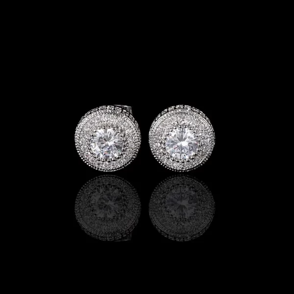 The Circle Prong Stud Earring in White Gold is designed to offer a touch of luxury without being overly bold. Featuring diamond-simulated stones and a classic design, this piece is ideal for anyone looking to add a bit of subtle sparkle to their outfit. With its combination of elegance and Hip Hop flair, these earrings provide the perfect balance for both casual wear and special events.