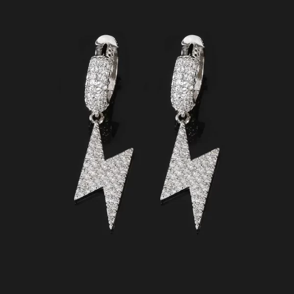 The Iced Lightning Hanging Earrings in White Gold offer a striking look for those who love to stand out. Featuring bold lightning symbols and simulated diamonds, these earrings bring both shine and style to any outfit. The White Gold finish ensures a sleek, contemporary feel that pairs perfectly with the vibrant energy of Hip Hop fashion.