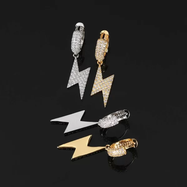 The Iced Lightning Hanging Earrings in White Gold offer a striking look for those who love to stand out. Featuring bold lightning symbols and simulated diamonds, these earrings bring both shine and style to any outfit. The White Gold finish ensures a sleek, contemporary feel that pairs perfectly with the vibrant energy of Hip Hop fashion.