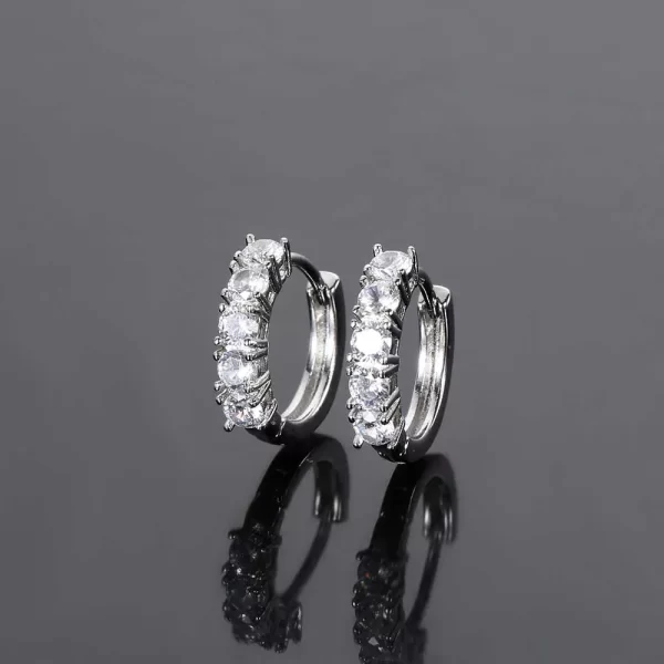 The 1 Layer Iced Hoop Earring in White Gold adds a sleek, modern touch to your everyday style. With a 15mm size and White Gold-plated finish, these hoops ensure you stay iced out, featuring diamond-simulated stones that sparkle with every move. Ideal for those looking to elevate their Hip Hop look with a versatile and durable accessory.