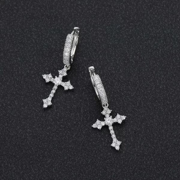 The Iced Cross Hanging Earring in White Gold delivers a sleek and spiritual look, featuring a gold-plated finish that catches the light perfectly. Adorned with diamond-simulated stones, these earrings blend both elegance and Hip Hop style. Whether you're looking to add a little sparkle to your everyday outfit or something bolder for a special occasion, these earrings are a must-have for anyone who loves stylish, meaningful accessories.