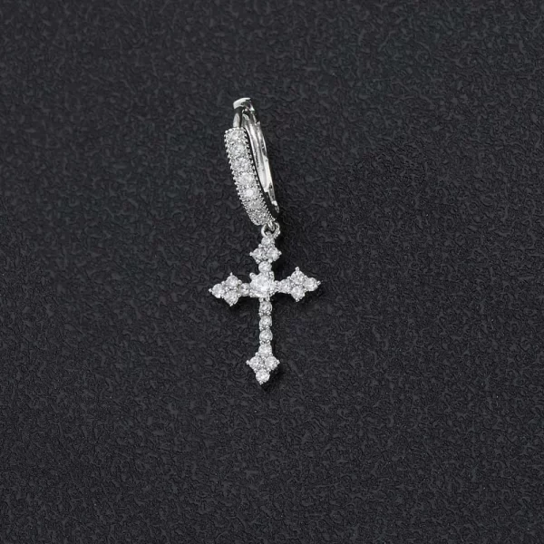 The Iced Cross Hanging Earring in White Gold delivers a sleek and spiritual look, featuring a gold-plated finish that catches the light perfectly. Adorned with diamond-simulated stones, these earrings blend both elegance and Hip Hop style. Whether you're looking to add a little sparkle to your everyday outfit or something bolder for a special occasion, these earrings are a must-have for anyone who loves stylish, meaningful accessories.