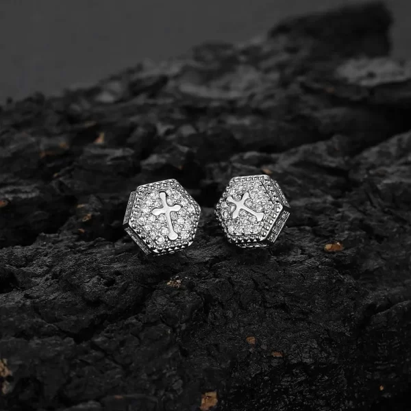 The Iced Cross Hexagon Stud Earring in White Gold combines modern design with spiritual symbolism. Its hexagonal shape and diamond-simulated stones provide a fresh take on the traditional cross, offering a stylish and sophisticated look that¡¯s perfect for everyday wear or special occasions. With its White Gold finish, this earring brings the perfect balance of luxury and Hip Hop-inspired fashion.