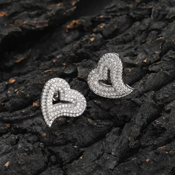 The Iced Heart Stud Earring in White Gold is the perfect combination of love and luxury. Adorned with shimmering diamond-simulated stones, this earring offers a sleek, romantic design that adds a sophisticated touch to any outfit. Whether for everyday wear or special occasions, these earrings bring a unique blend of elegance and Hip Hop style to your jewelry collection.