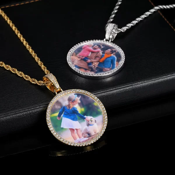 The White Gold Custom Picture Pendant brings elegance and personal significance together in one piece. The 45mm frame displays a cherished photo, adding sentimental value to your daily wear. Hypoallergenic, waterproof, and scratch-resistant, this pendant is designed for both style and durability. Whether you're looking for a meaningful gift or a personal accessory, this White Gold piece blends luxury with function, making it ideal for both casual and formal outfits. A timeless addition to any Hip-Hop collection.