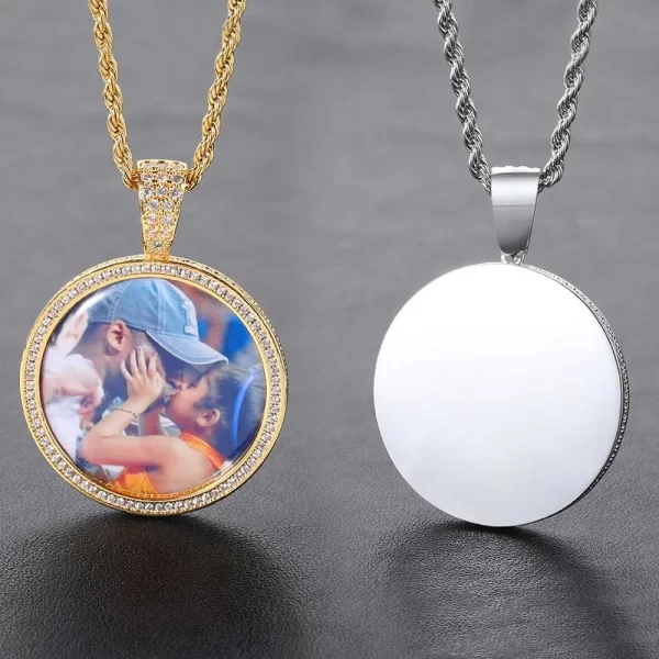 For a cooler, more refined look, the White Gold Custom Picture Pendant allows you to display your personal photos in a sleek 40mm design. Framed in White Gold-plated metal and accented with VVS simulated diamonds, this pendant is hypoallergenic and waterproof, perfect for daily wear or special events. The White Gold finish enhances the clarity of the diamonds, making this a sophisticated choice for adding a personal touch to your Hip Hop collection.