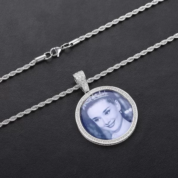 For a cooler, more refined look, the White Gold Custom Picture Pendant allows you to display your personal photos in a sleek 40mm design. Framed in White Gold-plated metal and accented with VVS simulated diamonds, this pendant is hypoallergenic and waterproof, perfect for daily wear or special events. The White Gold finish enhances the clarity of the diamonds, making this a sophisticated choice for adding a personal touch to your Hip Hop collection.