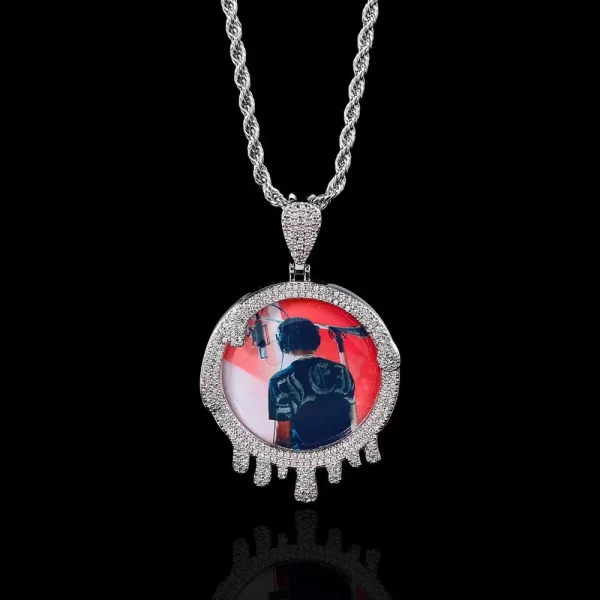 The White Gold Custom Droplets Picture Pendant provides a sleek, modern way to display personal memories. With its scratch-resistant, hypoallergenic finish, it’s designed for daily wear while offering a luxurious Hip Hop aesthetic.