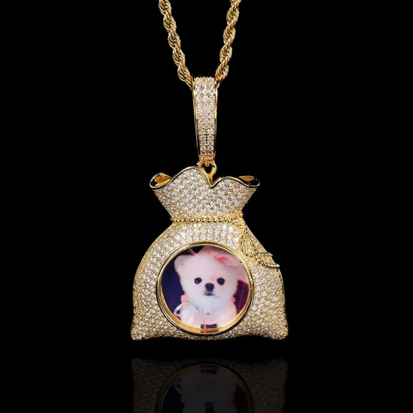 Bring luxury to your jewelry collection with this 40mm Custom Money Bag Picture Pendant in Yellow Gold. Crafted with a polished gold-plated finish, the pendant features a personalized picture surrounded by sparkling diamonds. Hypoallergenic and waterproof, it’s designed for comfort and durability, making it ideal for everyday wear. This unique piece is perfect for those who want to showcase their personality while staying stylish and elegant. A great choice for a gift or a personal accessory, it’s a symbol of wealth and abundance in the world of Hip Hop culture.