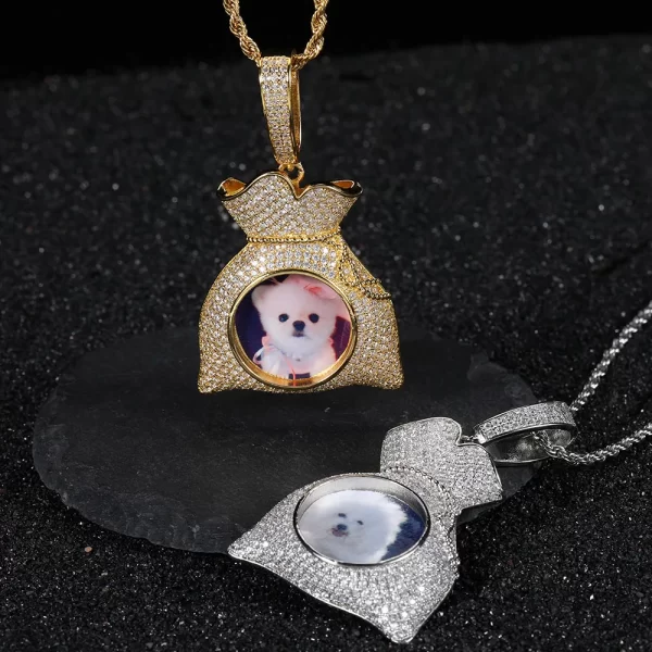 Bring luxury to your jewelry collection with this 40mm Custom Money Bag Picture Pendant in Yellow Gold. Crafted with a polished gold-plated finish, the pendant features a personalized picture surrounded by sparkling diamonds. Hypoallergenic and waterproof, it’s designed for comfort and durability, making it ideal for everyday wear. This unique piece is perfect for those who want to showcase their personality while staying stylish and elegant. A great choice for a gift or a personal accessory, it’s a symbol of wealth and abundance in the world of Hip Hop culture.