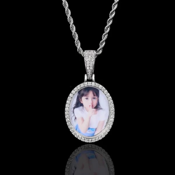 The White Gold Custom Ellipse Picture Pendant brings modern style and personal sentiment together. At 28mm