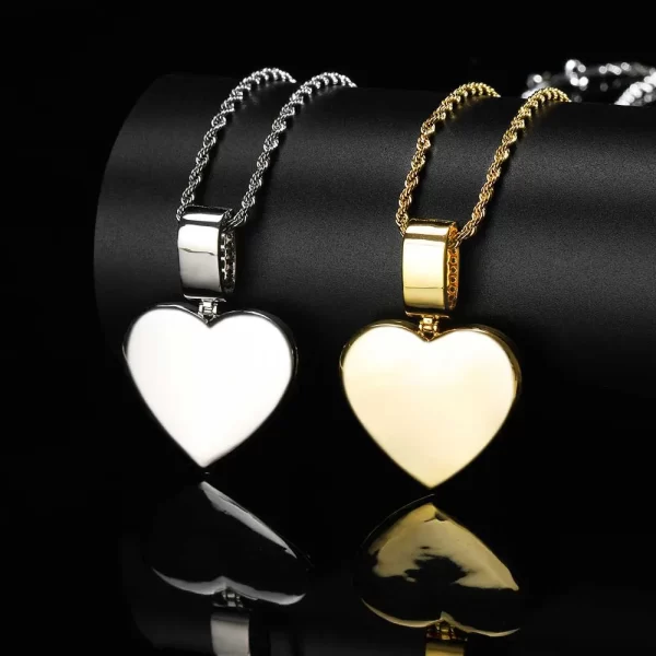 For a cooler, more contemporary look, the White Gold Custom Iced Flip Cover Heart Pendant provides a stylish way to keep cherished memories close. The 40mm heart-shaped pendant features a flip cover design that hides a personal photo beneath a White Gold-plated surface encrusted with VVS simulated diamonds. Hypoallergenic, waterproof, and scratch-resistant, it¡¯s ideal for everyday wear or special occasions, bringing a touch of personalized elegance to your Hip Hop collection.