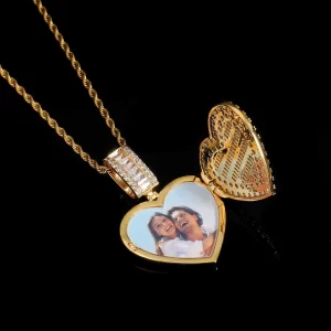 The Yellow Gold Custom Iced Flip Cover Heart Pendant is a unique way to keep your memories close. This 40mm pendant features a flip cover design that hides a personal photo behind a shimmering VVS simulated diamond surface, framed in luxurious Yellow Gold plating. It¡¯s hypoallergenic and waterproof, designed for both style and sentimentality. Whether gifting it to a loved one or wearing it as a personal piece, the Yellow Gold finish adds warmth and elegance to this beautiful Hip Hop accessory.