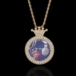 Fit for royalty, this Custom Royal Picture Pendant in Yellow Gold measures 39mm and is designed to showcase a personal photo. The gold-plated frame offers a luxurious backdrop for your chosen image, making it a unique piece that stands out. With hypoallergenic, waterproof, and scratch-resistant features, this pendant is made for daily wear and lasting memories. Perfect as a personalized gift or a statement piece for your collection, this pendant adds a touch of royal elegance to any look while embracing the Hip Hop aesthetic.