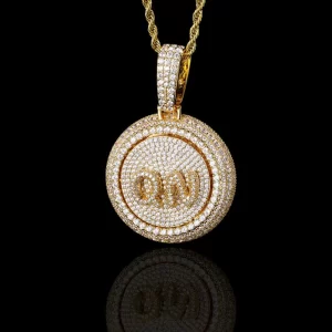 Add a touch of fun and personality to your collection with the Custom Spinner Letter Pendant in Yellow Gold. This 43mm pendant offers a unique twist with a rotating inner letter design, perfect for showing off your individuality. The Yellow Gold plating shines brightly, while VVS simulated diamonds add extra sparkle, making it a standout piece in any hip-hop wardrobe. Waterproof, scratch-resistant, and hypoallergenic, this pendant is ideal for both daily wear and special events. Customize it with your favorite letter and let it spin to grab attention wherever you go.