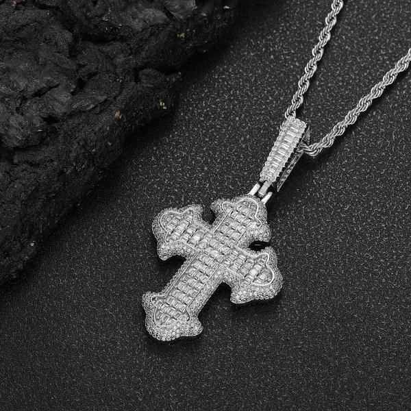 The White Gold Iced Baguette Cross Pendant offers an elegant yet bold design. Lined with baguette-cut diamonds, this hypoallergenic and waterproof pendant is perfect for those who want to combine faith with modern Hip Hop style, suitable for daily wear or special occasions.